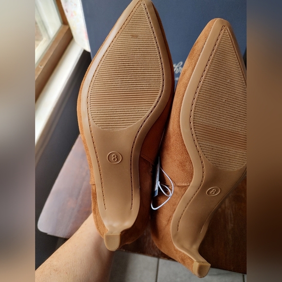 Universal Thread Women's Brown Suede Ankle Boots. Size 8 - Picture 4 of 6